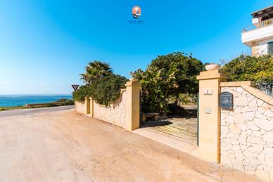 Villa fronte mare a Torre San Giovanni