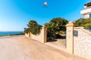 Villa fronte mare a Torre San Giovanni