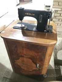 Macchina da cucire antica