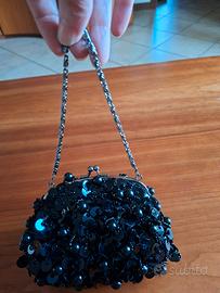 Pochette nera con pailettes e perline