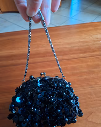 Pochette nera con pailettes e perline