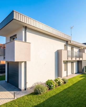 VILLA A SCHIERA A SEVESO