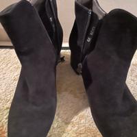 Stivaletti neri scamosciati