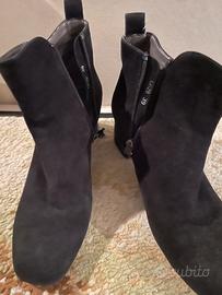 Stivaletti neri scamosciati