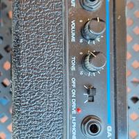 chitarra elettrica ragazzo/a con amplificatore