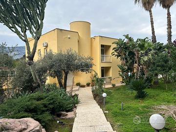 Villa unifamiliare con piscina e giardino