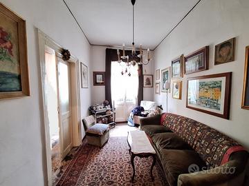 PALAZZETTO STORICO CON GARAGE DOPPIO E CORTILE