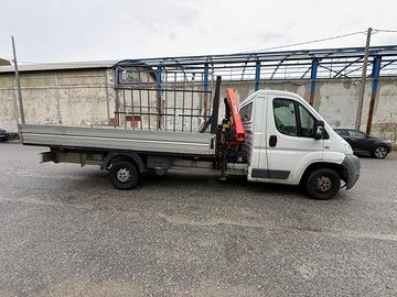 Furgone Fiat Ducato con gru