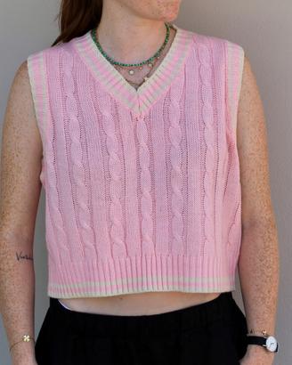 Gilet smanicato in maglia rosa a trecce