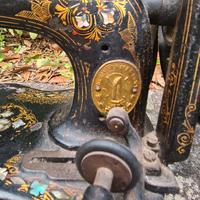 Macchina da cucire antica