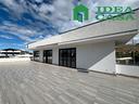 locale-commerciale-con-terrazzo-e-piazzale