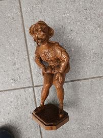 statuetta intagliata nel legno