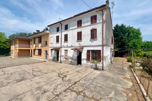 CASA SEMINDIPENDENTE A MEZZANINO