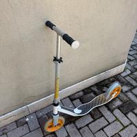 Monopattino in acciaio giallo e nero