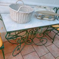 tavolo e sedie ferro battuto e marmo stile liberty