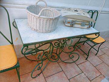 tavolo e sedie ferro battuto e marmo stile liberty