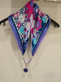 Foulard fantasia floreale modello particolare 
