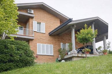 Villa di 415 m² con più di 5 locali e box auto a P