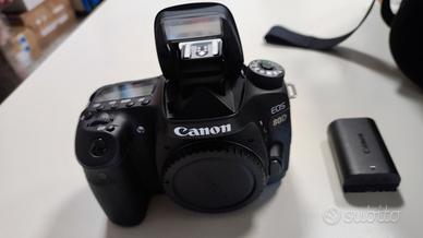 Canon EOS 80D con obiettivo Canon EFS  18-135mm
