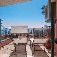 Con grande terrazzo vista mare