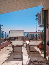 Con grande terrazzo vista mare