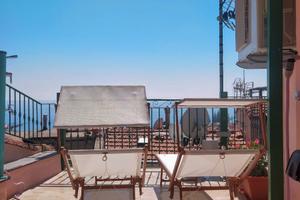 Con grande terrazzo vista mare