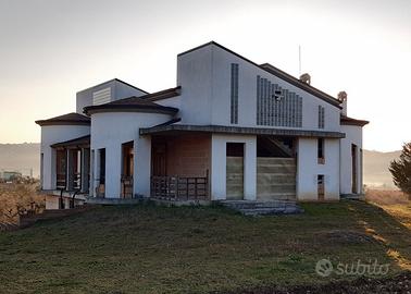 Villa in costruzione con terreno agricolo