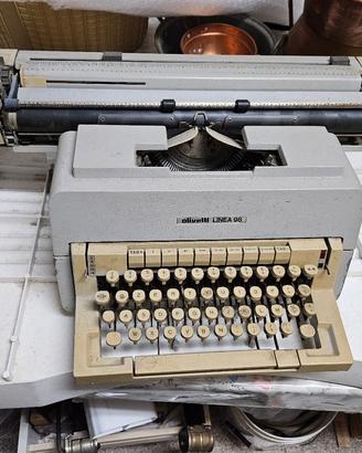 Macchina da scrivere Olivetti linea 98