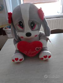 Cagnolino grigio con cuore rosso 