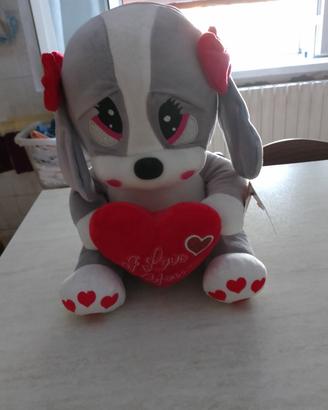 Cagnolino grigio con cuore rosso 