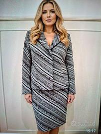 Tailleur tessuto ricamato con perline e pochette