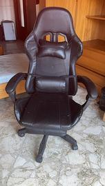 Sedia gaming ergonomica nera in ecopelle