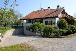 ELEGANTE VILLA SINGOLA CON DEPOSITO ED EX-STALL...