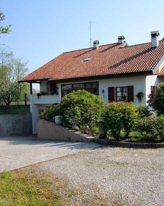 ELEGANTE VILLA SINGOLA CON DEPOSITO ED EX-STALL...