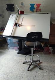 Tavolo da disegno professionale con tecnigrafo