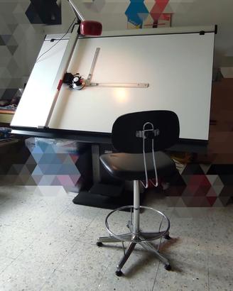 Tavolo da disegno professionale con tecnigrafo