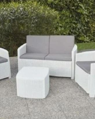 Set da giardino 2 poltrone + divano e tavolino.