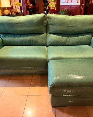 Divano 4 posti + pouf Poltrone e Sofà