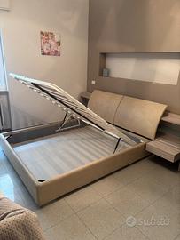 Letto matrimoniale compreso di testata e comodini