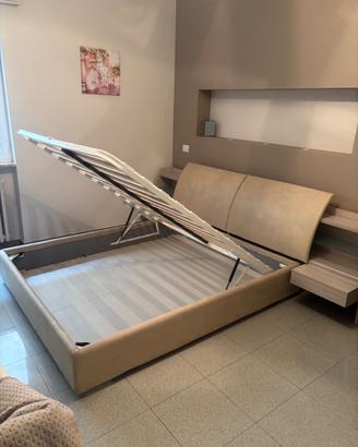 Letto matrimoniale compreso di testata e comodini