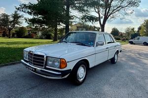 MERCEDES BENZ 200 (W 123)