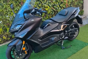 yamaha T max magma 