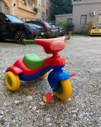 Triciclo bambini in plastica colorato