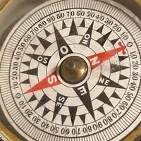 antica bussola a sospensione basculante