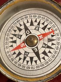 antica bussola a sospensione basculante