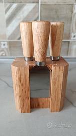 ceppo in legno con utensili per formaggio 