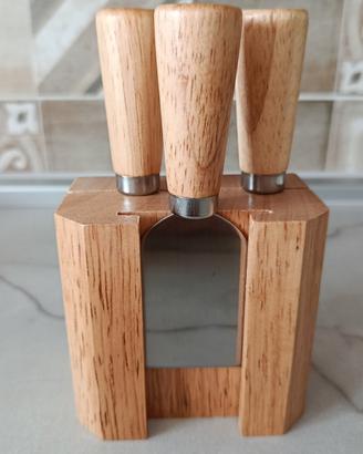 ceppo in legno con utensili per formaggio 