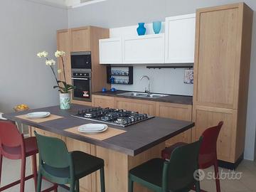 cucina in legno lineare con isola