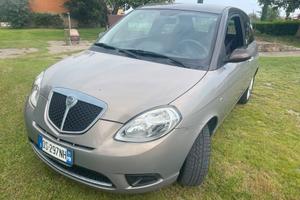 Lancia Ypsilon 1.3 MJT 75 CV Versus