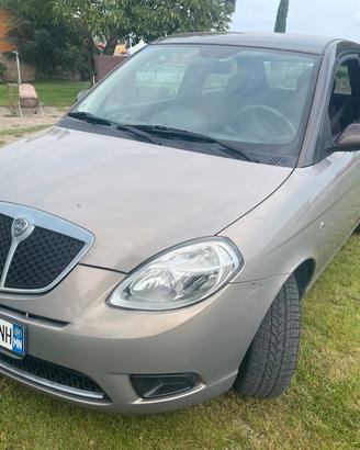 Lancia Ypsilon 1.3 MJT 75 CV Versus